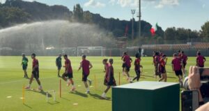 Il ritorno alle radici: il primo allenamento della Roma e la rinascita dello stemma classico